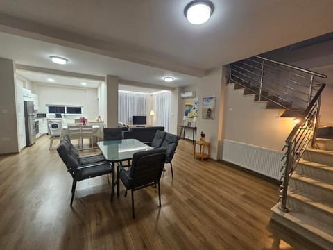 Seating area, Dining area
