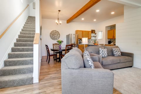 1 Mi to Dtwn Coos Bay Sleek Apt with Deck and Views! Apartment in Coos Bay