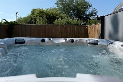 Sunshine Villa Closest BNB to Falls Hot Tub Oasis House in Niagara Falls