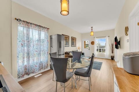 Sunshine Villa Closest BNB to Falls Hot Tub Oasis House in Niagara Falls