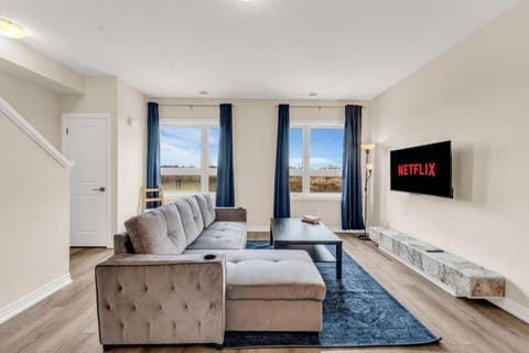 Communal lounge/ TV room, TV and multimedia, Living room, Seating area, Evening entertainment