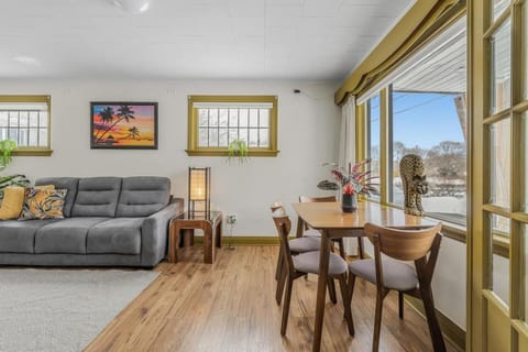 TV and multimedia, Living room, Seating area, Dining area