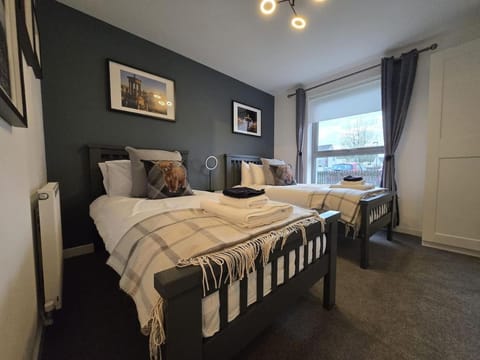 Modern Stirling Apartment - Free Parking House in Stirling