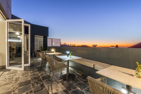 Property building, Restaurant/places to eat, Balcony/Terrace, Sea view, Sunset