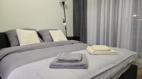 Bed, Photo of the whole room, Bedroom, towels