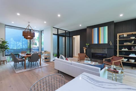 The House of Yes- Luxury Urban Farm House. Walking distance to downtown Bed and Breakfast in Zilker