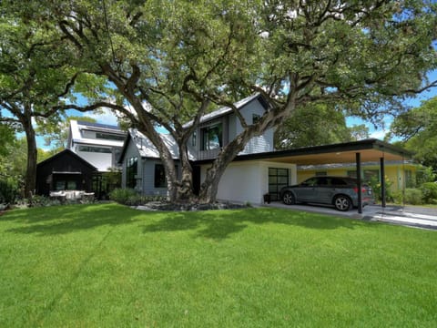 The House of Yes- Luxury Urban Farm House. Walking distance to downtown Bed and Breakfast in Zilker