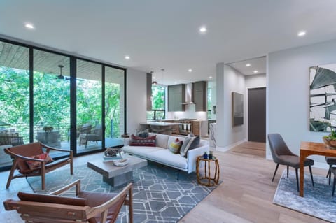 The House of Yes- Luxury Urban Farm House. Walking distance to downtown Bed and Breakfast in Zilker