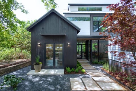 The House of Yes- Luxury Urban Farm House. Walking distance to downtown Bed and Breakfast in Zilker