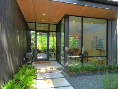 The House of Yes- Luxury Urban Farm House. Walking distance to downtown Bed and Breakfast in Zilker