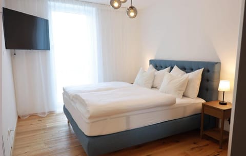 Bed, TV and multimedia, Bedroom