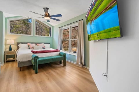 Pet Friendly, Mini Golf, Game Room, Hot Tub House in Massanutten