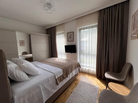 Bed, TV and multimedia, Bedroom