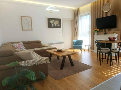 Communal lounge/ TV room, TV and multimedia, Living room, Seating area, Dining area, heating