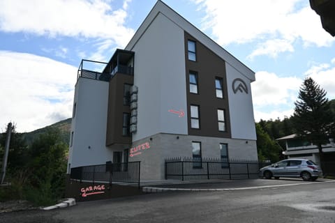 Property building, Day, Street view, Location, Parking