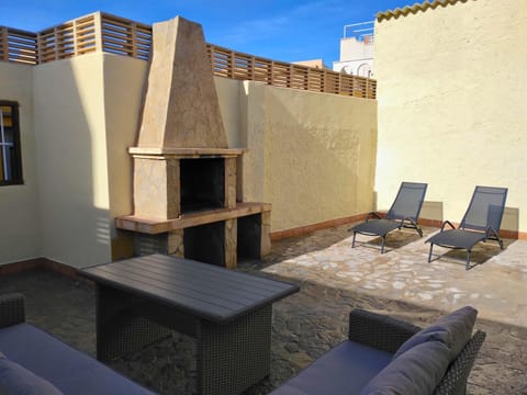 Property building, Patio, Day, Balcony/Terrace, Living room, Seating area, Dining area, sunbed