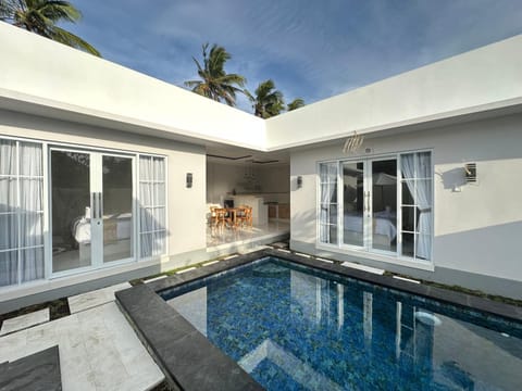 Property building, Day, Pool view, Swimming pool, Swimming pool, sunbed