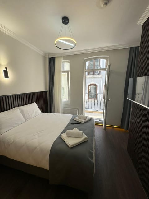 Bed, Bathroom, TV and multimedia, Bedroom, towels, elevator, air conditioner