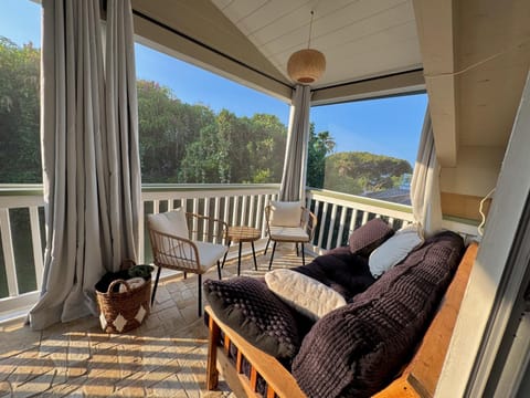 View (from property/room), Balcony/Terrace, Living room, Seating area