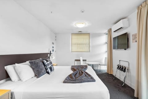Bed, TV and multimedia, Living room, Photo of the whole room, Seating area, Bedroom, internet, towels, air conditioner
