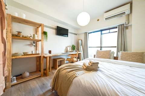 Property building, Bed, TV and multimedia, Bedroom, towels