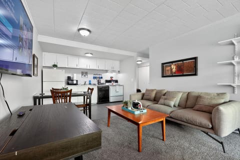 TV and multimedia, Kitchen or kitchenette, Living room, Seating area, Dining area, oven