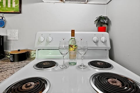 Lux Stay Minutes to Big House U of M Campus and UM Hospital Free Parking Apartment in Ann Arbor