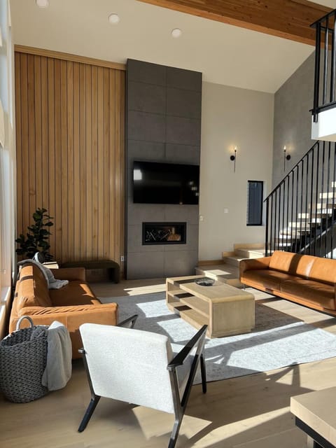 Communal lounge/ TV room, TV and multimedia, Seating area