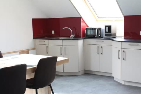 Coffee/tea facilities, Kitchen or kitchenette, Dining area, stove