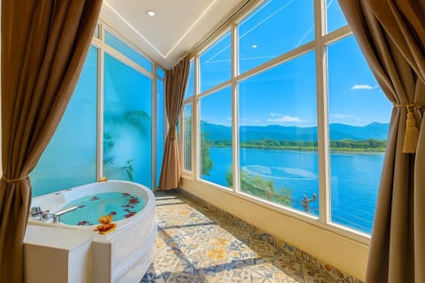 Natural landscape, Hot Tub, Mountain view, River view