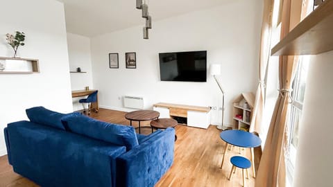 Communal lounge/ TV room, TV and multimedia, Living room, Seating area, Evening entertainment