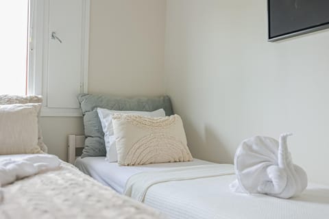 Bed, Bedroom, towels