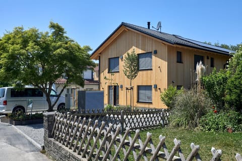 Property building, Neighbourhood, Garden, Parking