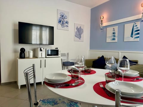 TV and multimedia, Kitchen or kitchenette, Living room, Food and drinks, Seating area, Dining area, Food, minibar