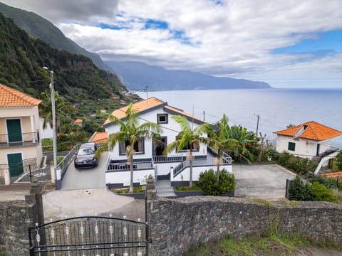 Property building, Natural landscape, Balcony/Terrace, Sea view, Location, Parking