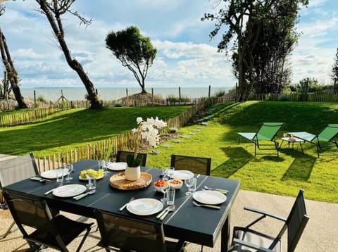 Patio, Garden, Food and drinks, Dining area, Garden view, Sea view, sunbed