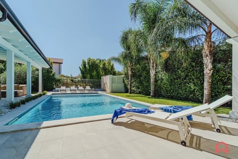Garden view, Pool view, Swimming pool, sunbed