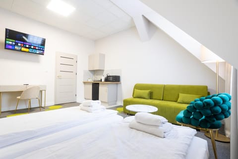 Bed, Photo of the whole room, Seating area, towels