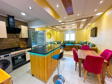 TV and multimedia, Kitchen or kitchenette, Living room, Seating area, Dining area, oven, stove