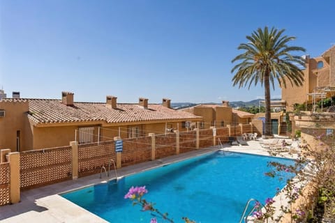 Property building, Swimming pool, sunbed