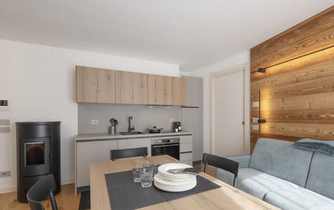 Coffee/tea facilities, Kitchen or kitchenette, Dining area, stove