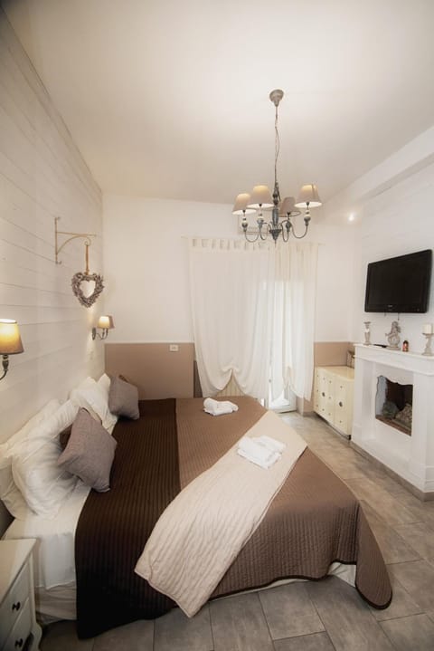 Bed, TV and multimedia, Photo of the whole room, Bedroom