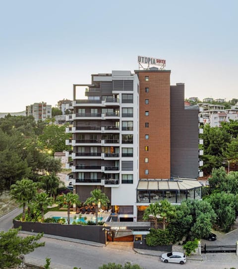 Property building, Day, Neighbourhood, City view, Street view, Location, Facility for disabled guests, Parking