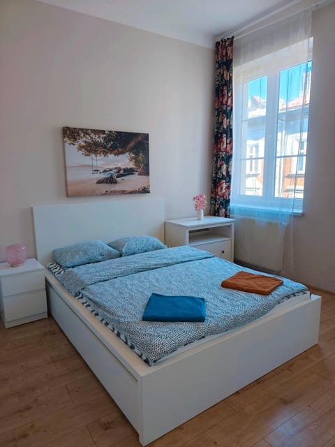 Bed, towels