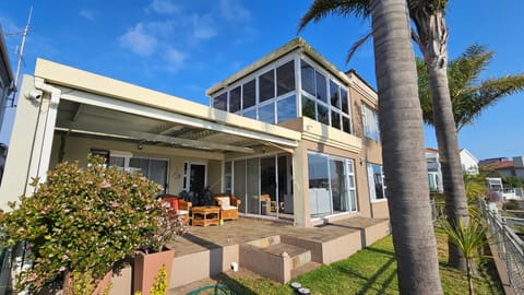 Property building, Patio, Day, Garden, Garden, Balcony/Terrace, Garden view