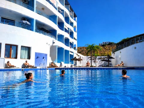 Property building, Day, People, Pool view, Swimming pool, group of guests