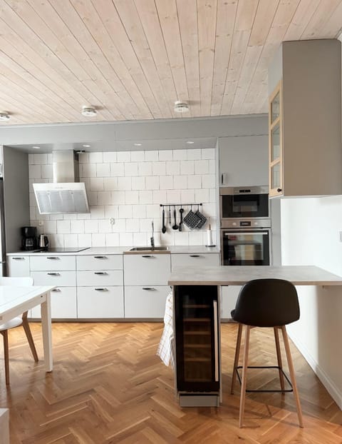 Kitchen or kitchenette, Dining area, dishwasher, stove