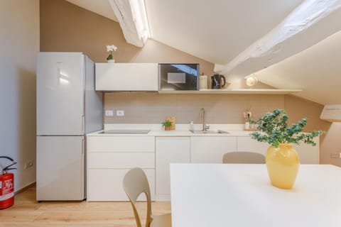 Coffee/tea facilities, Kitchen or kitchenette, Dining area, oven, stove