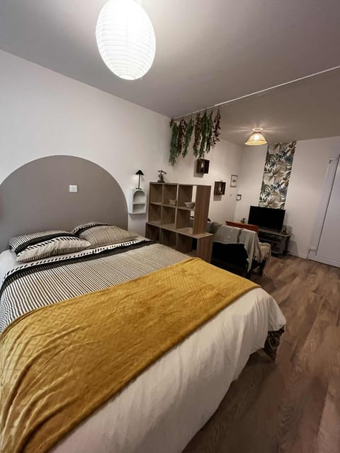 Bed, Seating area