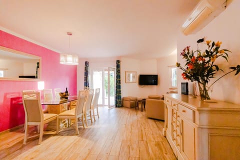 Communal lounge/ TV room, TV and multimedia, Kitchen or kitchenette, Living room, Seating area, Dining area, Garden view, Pool view